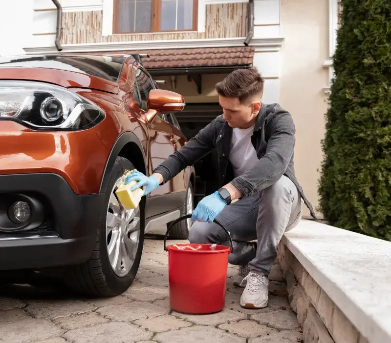 Lavage auto à domicile Fontaine-Simon : professionnel intervenant sur un véhicule